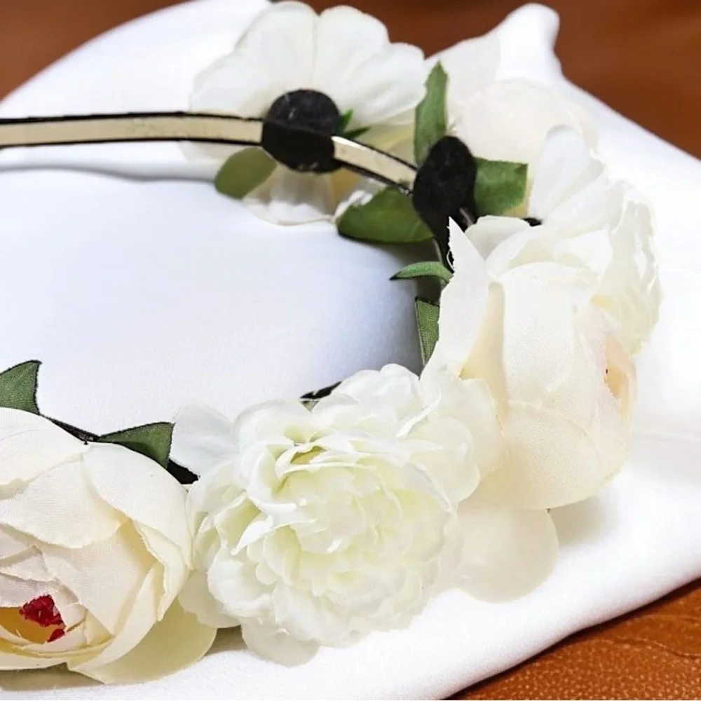 Blooming Beauty: White Flower Headband for the Perfect Boho Chic Look! NWOT